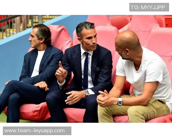 老友重聚费迪南德与范佩西维迪奇共享美好时光合影温馨回忆