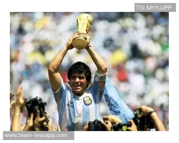 在那不勒斯进球后恩佐向马拉多纳致敬永远铭记传奇之光